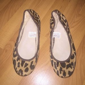 UGG LEOPARD FLATS SIZE 8