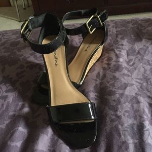 Black shiny wedges