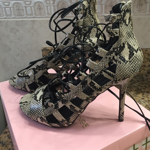 Wild Diva Lounge size 10 snake print natural color