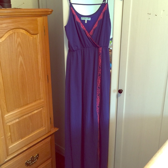 Maxi dress with side slit. Size S