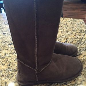 Gray tall winter boots. Size 7.