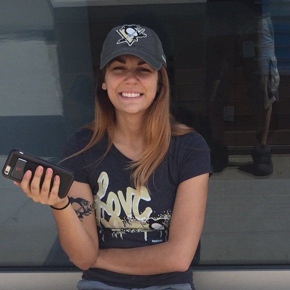 Meet your Posher, Becca - Picture 2 of 6