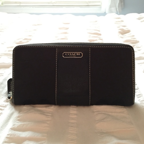 Authentic Coach zip wallet