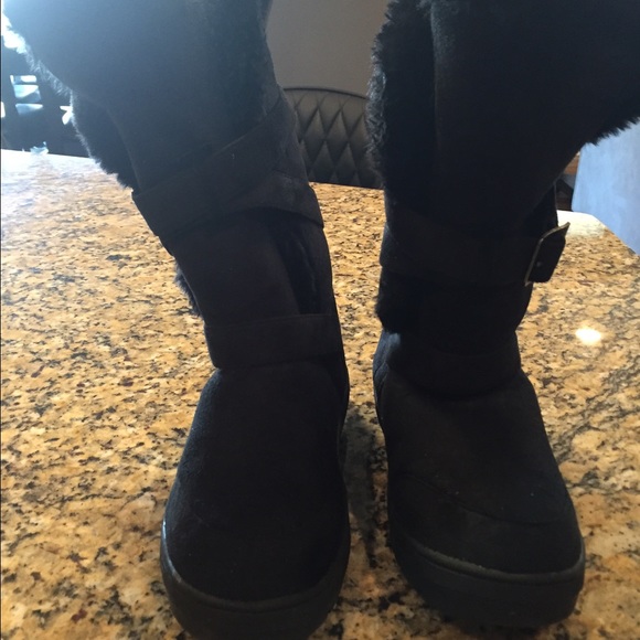 Black snow boots.
