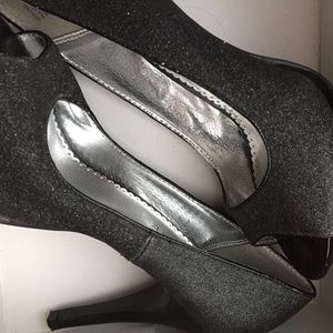 Sparkly black peep-toe pumps! BRAND NEW Size 8.