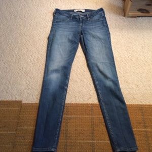 Very cute! medium wash Hollister Jeggings size 9❤️