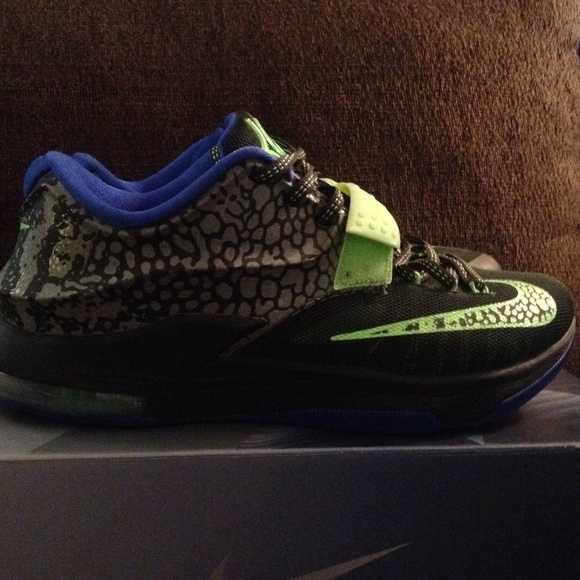 Kd 7. Worn a couple of times. In great condition .