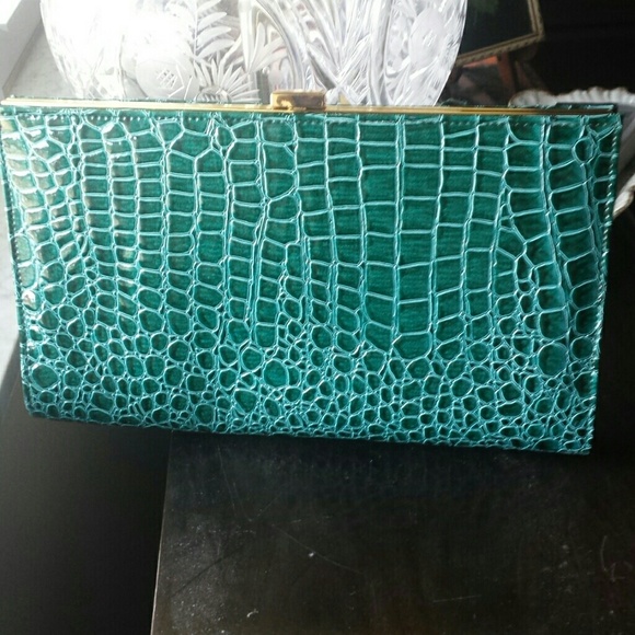 Green aligator scale print clutch - Picture 2 of 3