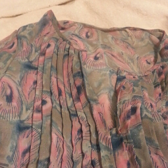 Grey pink and blue sheer 3/4 sleeve front gathered - Picture 2 of 2