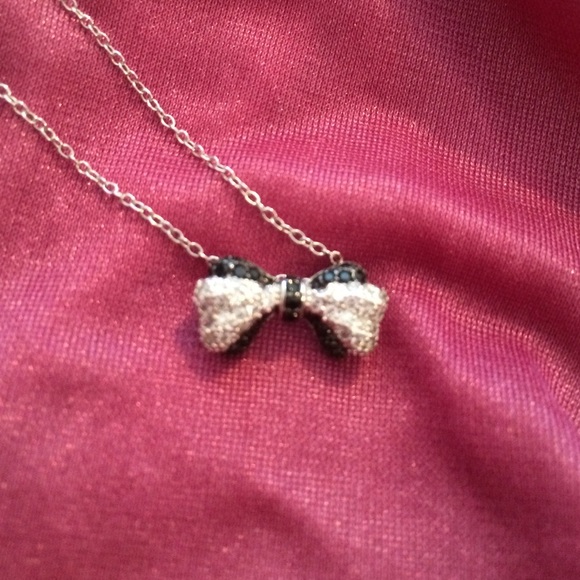 Bow necklace