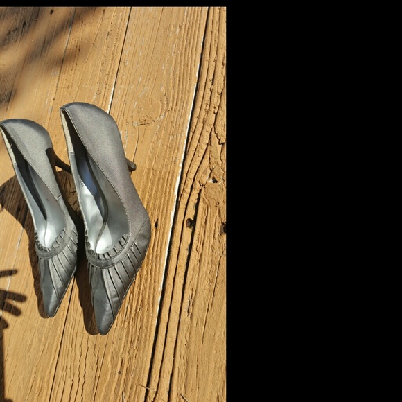 Silver Pointed Toe Shoes - Picture 2 of 3