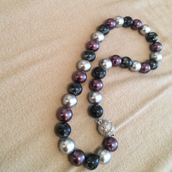 Colored pearl necklace