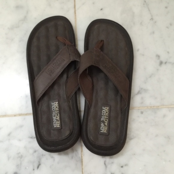 Boys Kenneth Cole leather flip flops