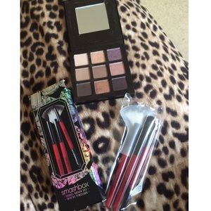 Anastasia eyeshadow pallet with Smashbox brush kit