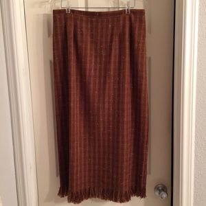 Beautiful skirt perfect for business or casual.