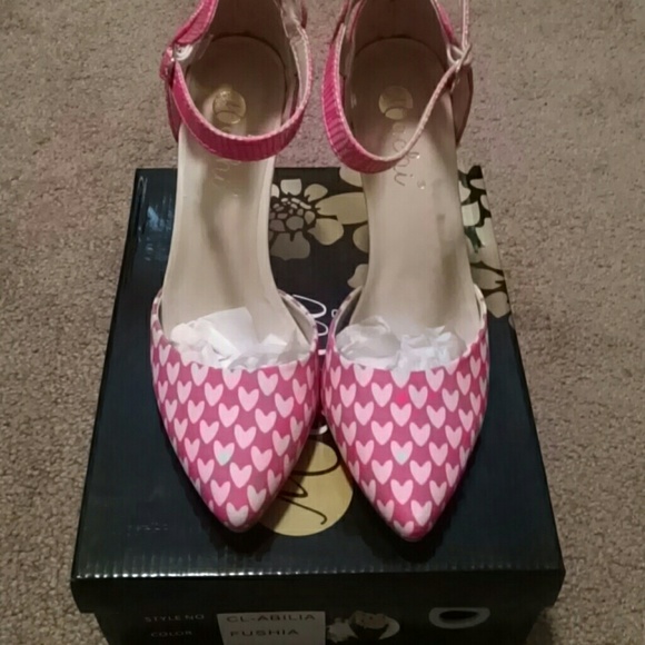 Machi Shoes - Friday Sale🆕Adorable pink and white heart heels