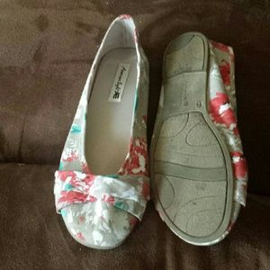 American eagle Red, green and white flowered flats