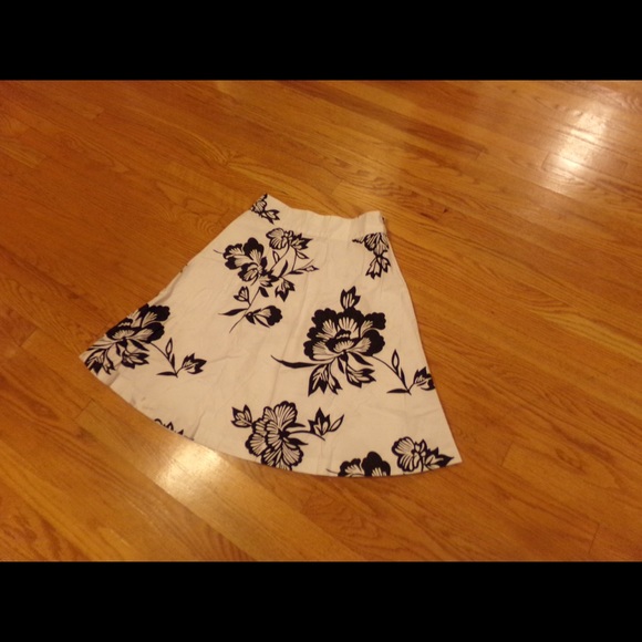 Gap brand size 4 floral flare skirt black/white