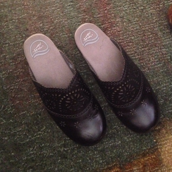 DANSKO BLACK CLOGS SZ 9/39   NEW