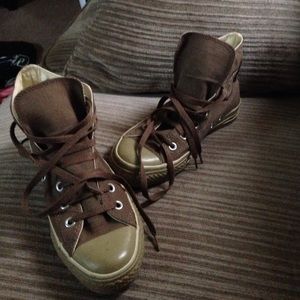 Brown converses size women's 8 men's 6
