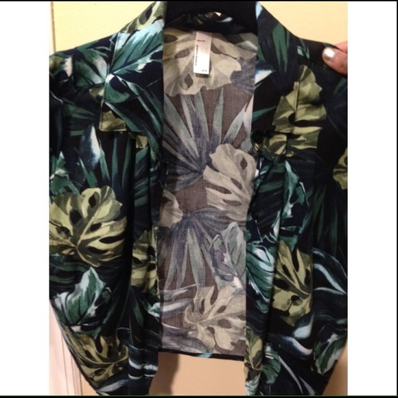Mid-length tied-up jungle leaves collared blouse