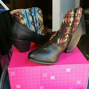 Shoe dazzle mini cowboy boots, size 9.5