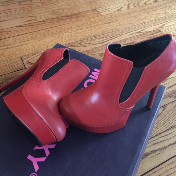 Red - Picture 1 of 2