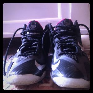 LEBRON XI BLK/PINK FOIL