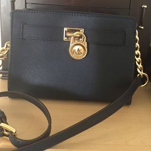 ❤TRADE❤Michael Kors navy blue cross body with
