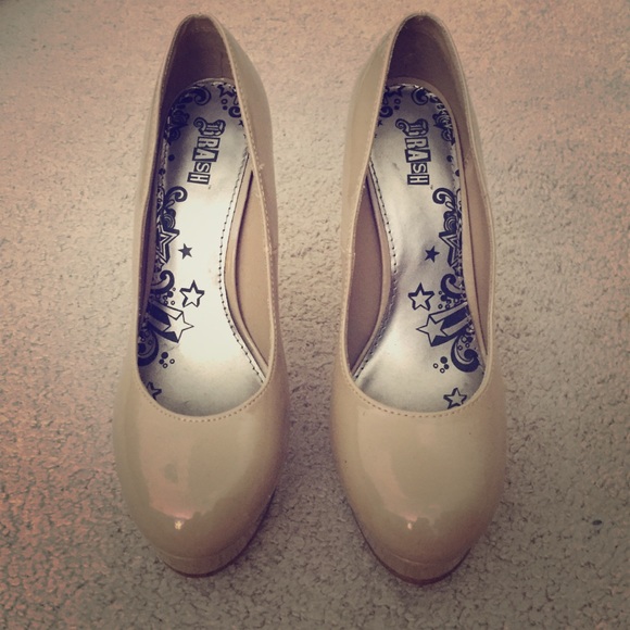Super cute nude pumps