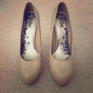 Super cute nude pumps