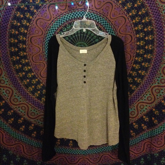 Brandy Melville Baseball top - Picture 2 of 3