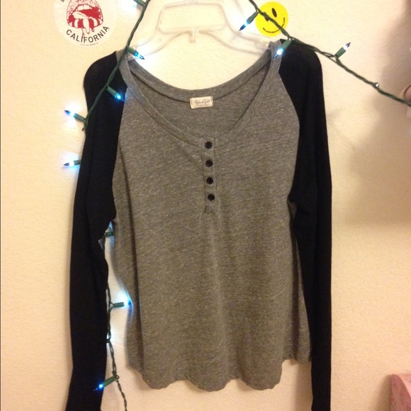 Brandy Melville Baseball top - Picture 3 of 3