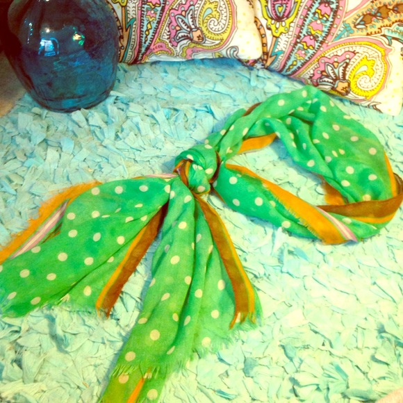 Stylish scarf never worn
