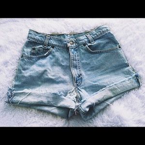 Vintage Levi High Waisted Shorts- size 29
