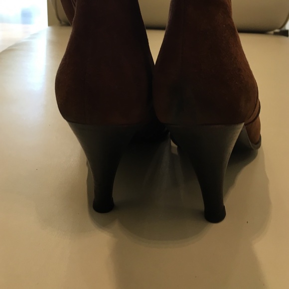 Brown suede tall pointy toe boots. Made in Italy. - Picture 4 of 4