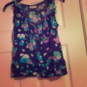 Sleeveless flowered shirt! Ruffled bottom