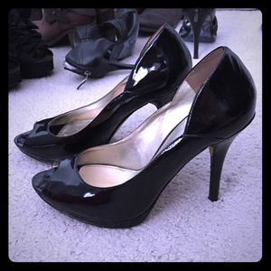 GUESS patent leather pumps