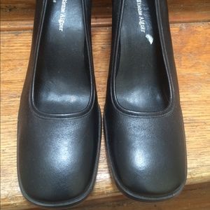 Black heeled pumps- brand new