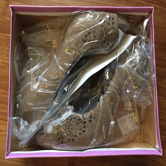 🚫Sold🚫Paprika platform heels sz 11. NWT! Tan. - Picture 2 of 4