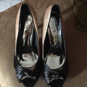 Cathy shoes Size 71/2 black and Gold