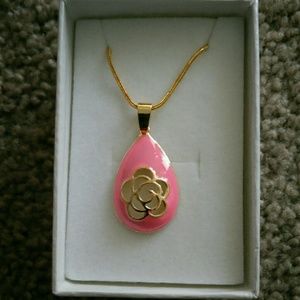 Tear drop pendent with  gold color flower  chian