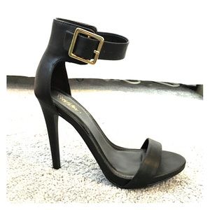 NWOT Women's strapped heels