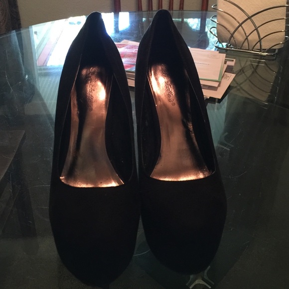 Black platform heels. - Picture 1 of 4
