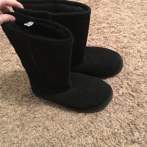 Black snow boots