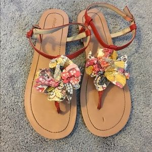 Women's flat strappy sandals