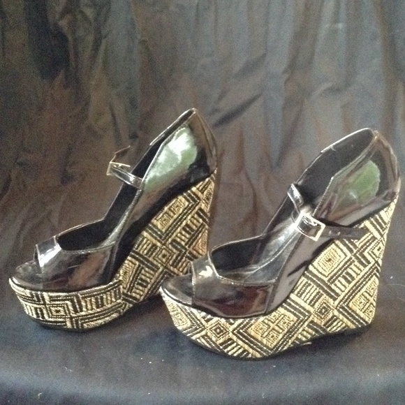 Shiny black wedge