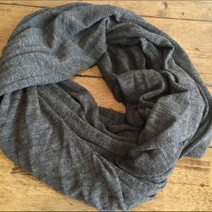 GAP Infinity gray scarf