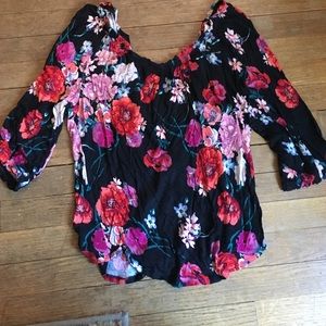 Super pretty 3/4 sleeve top by LC!