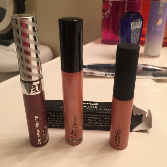 Lipgloss bundle. 1 Mac and 1 almay